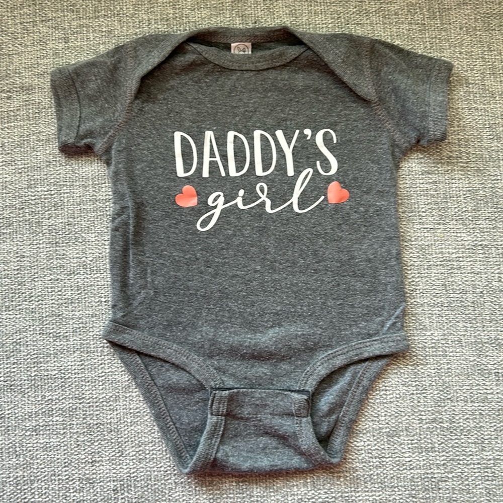 Daddy’s Girl onesie. Grey with white writing and pink hearts. Size 6 months
